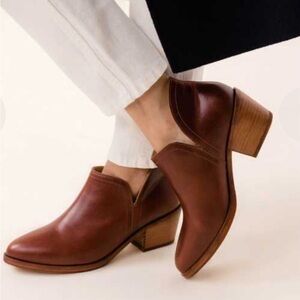 Nicole Mia Everyday Leather Ankle Bootie in Auburn. Size 7.5
